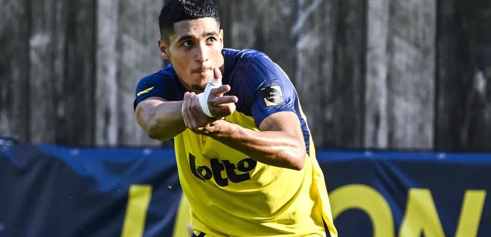 Jugador lanzando el balón durante entrenamiento