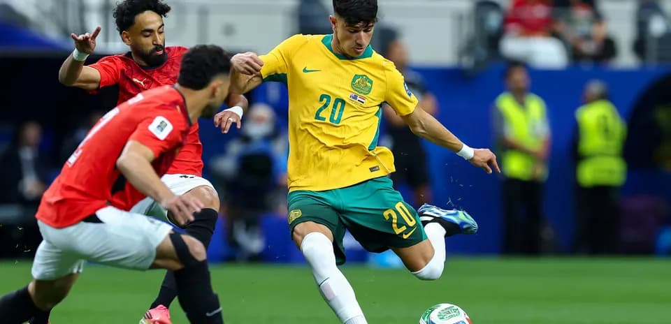 Jugador australiano disparando el balón contra Egipto