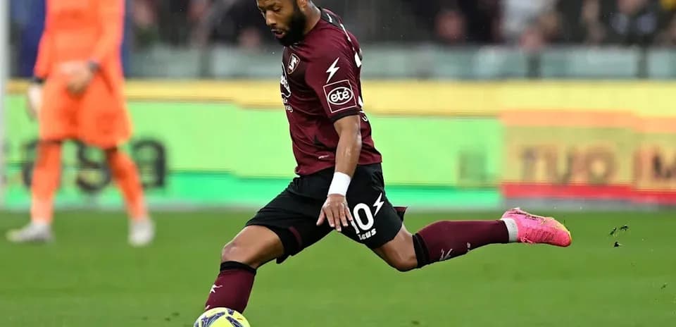 Jugador pateando el balón durante un partido