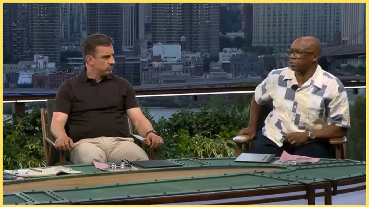 Dos comentaristas sentados en un set de televisión