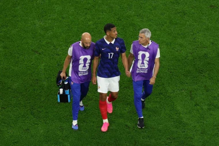 Jugador de Francia siendo atendido por el personal médico