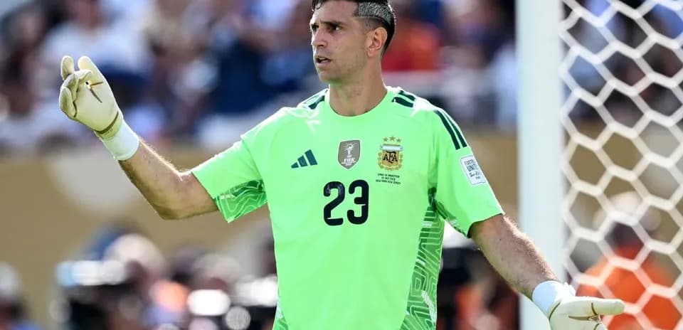 Portero de Argentina señalando durante el partido