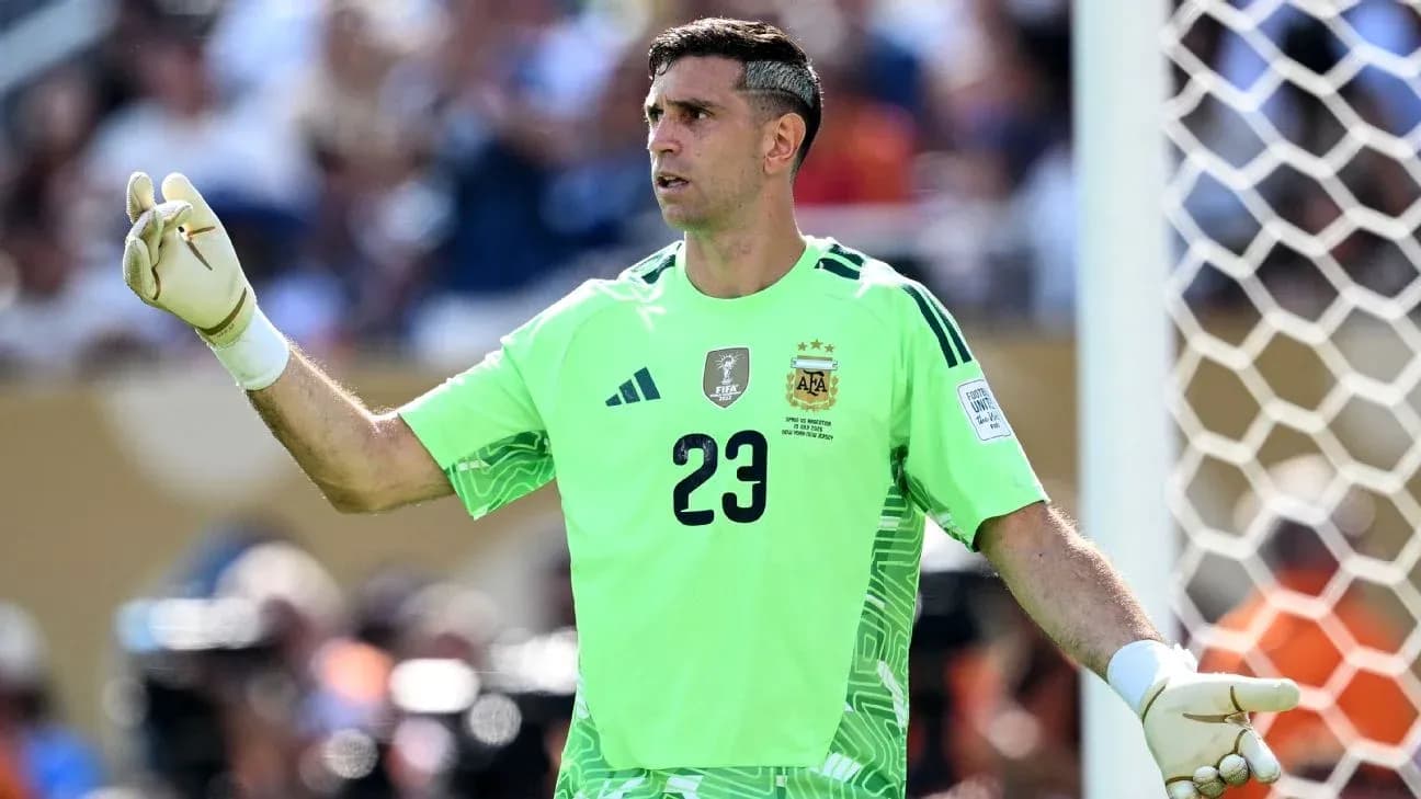 Portero de Argentina señalando durante el partido