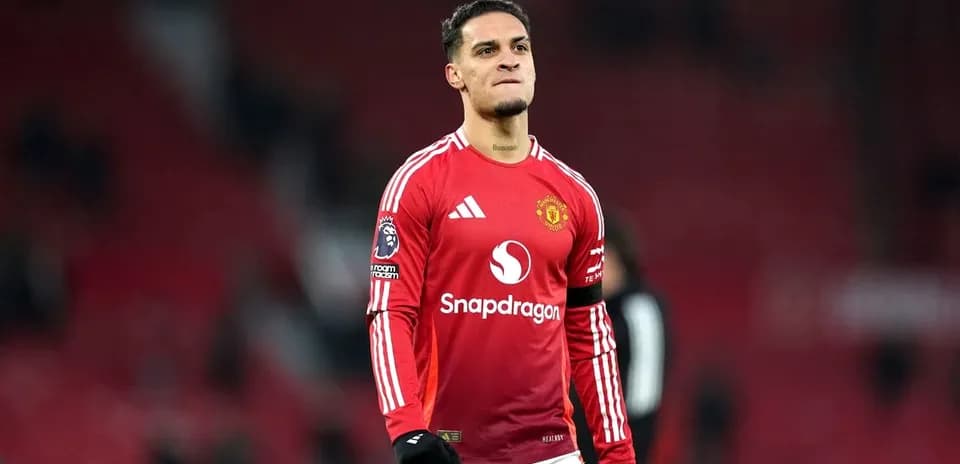 Jugador de Manchester United en camiseta roja en el campo