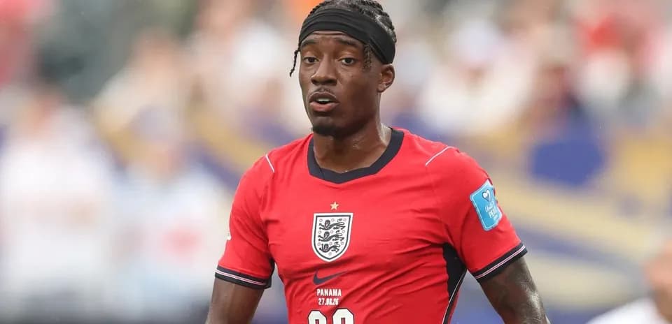 Jugador de Inglaterra en uniforme rojo durante el partido