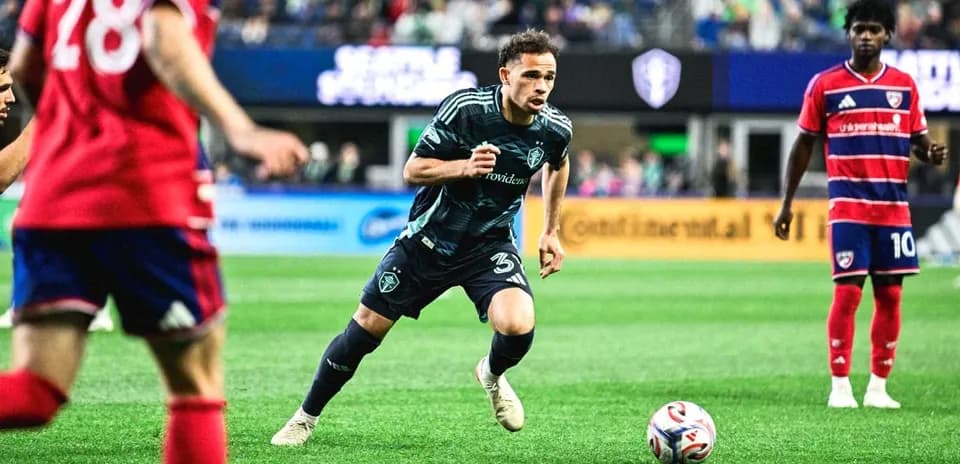 Jugador del Seattle Sounders avanzando con el balón