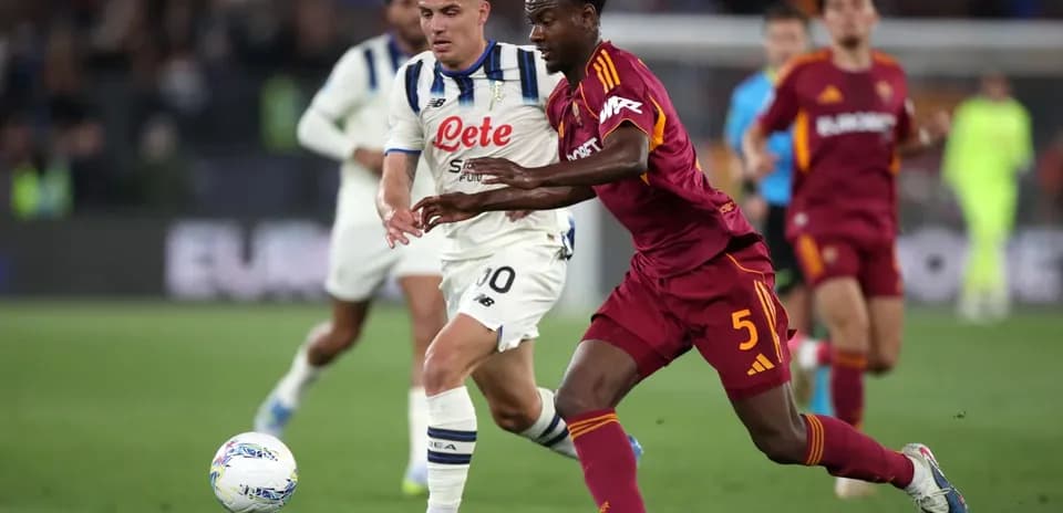Jugador de AS Roma compitiendo por el balón