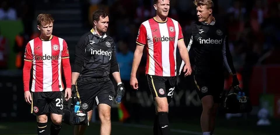 Jugadores de Brentford saliendo del campo tras el partido