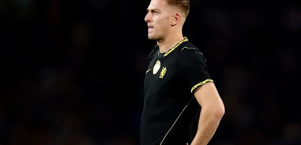 Jugador de fútbol en uniforme negro durante partido