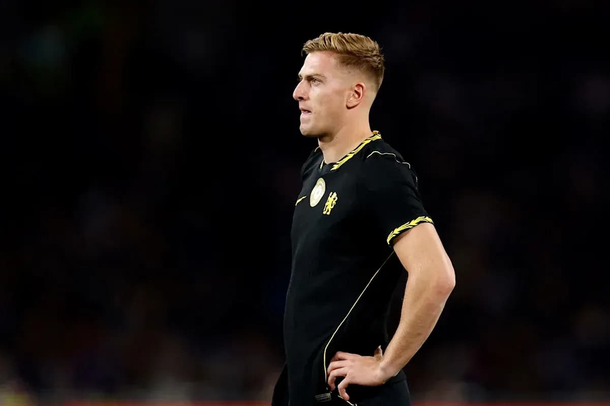 Jugador de fútbol en uniforme negro durante partido