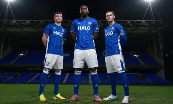Jugadores de Ipswich Town posando en uniforme azul