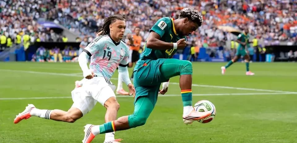 Jugador de Camerún controlando el balón durante el partido