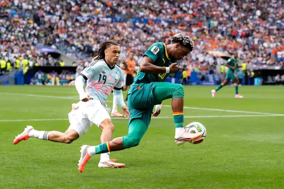 Jugador de Camerún controlando el balón durante el partido