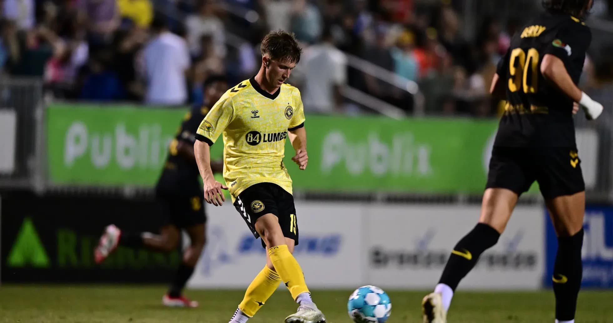 Jugador de Charleston Battery en acción durante el partido