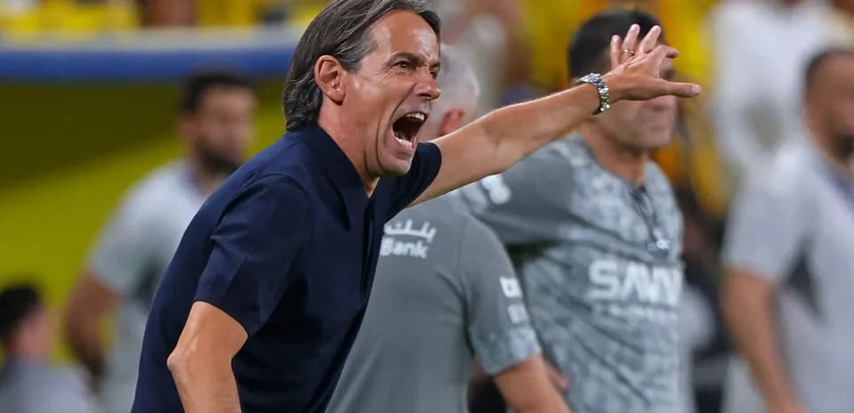 Entrenador dirigiendo a su equipo en el partido
