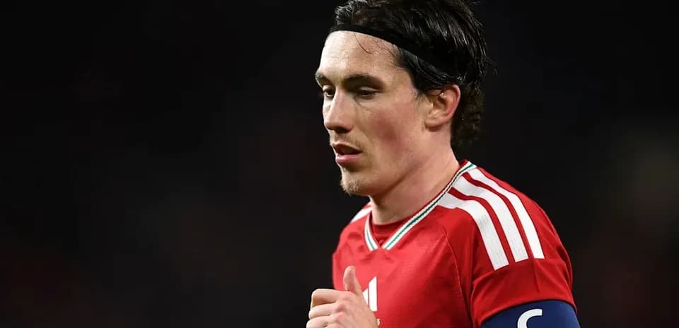 Jugador con camiseta roja y cinta de capitán