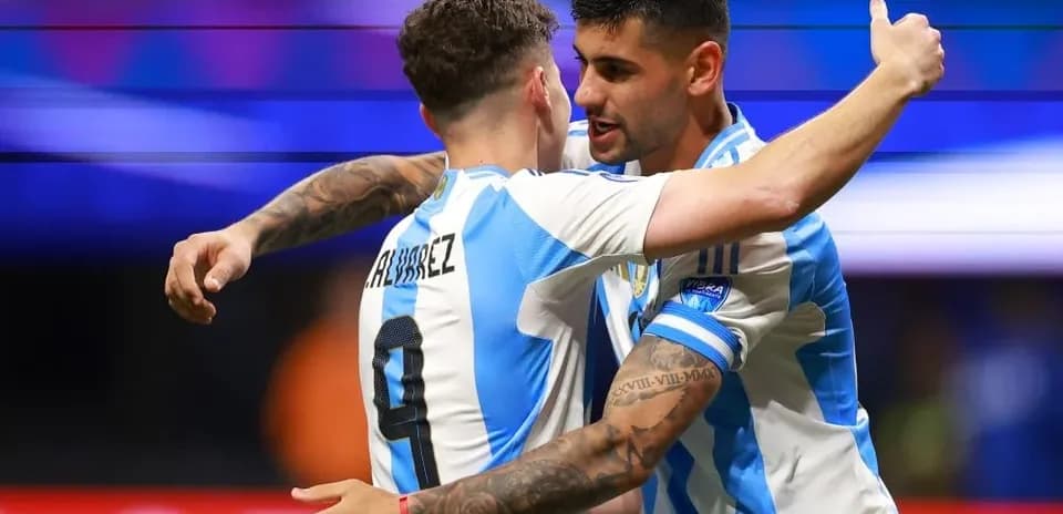 Jugadores argentinos celebrando un gol en el partido