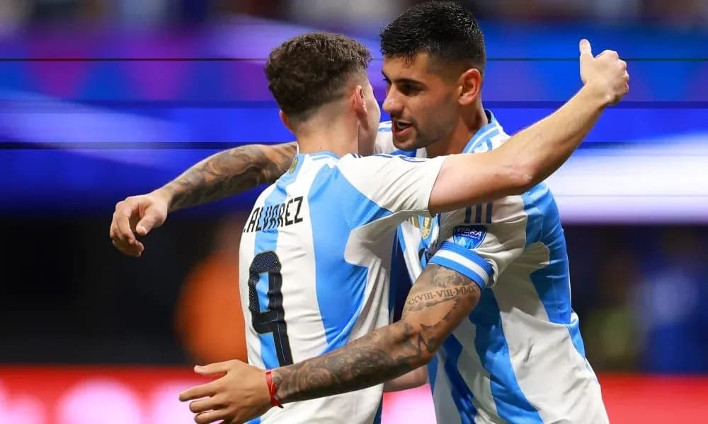 Jugadores argentinos celebrando un gol en el partido