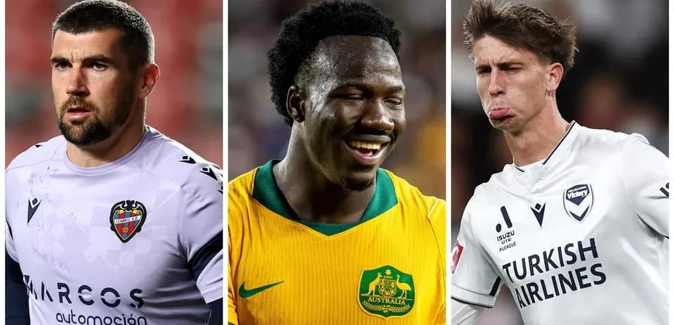 Tres futbolistas posando en diferentes uniformes