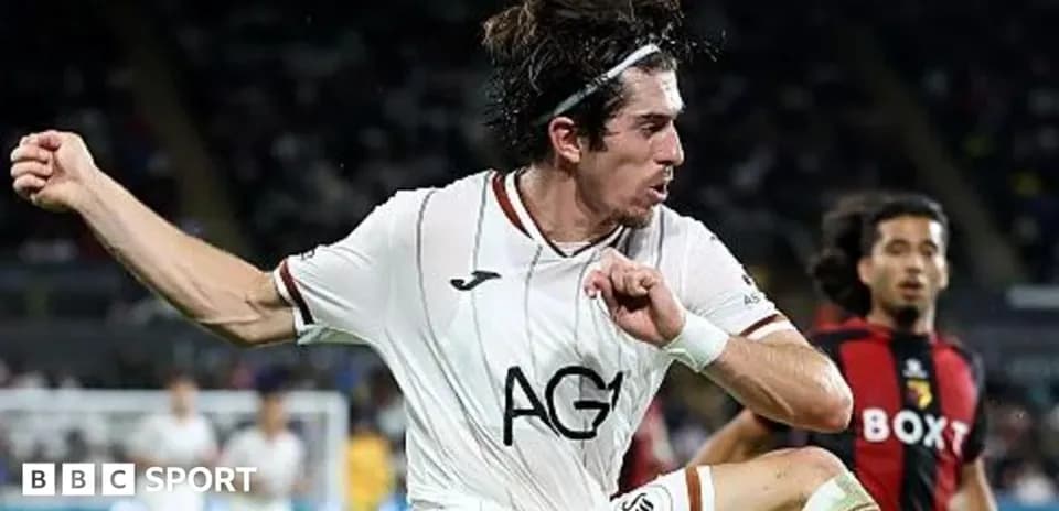 Jugador de fútbol realizando un pase en el partido