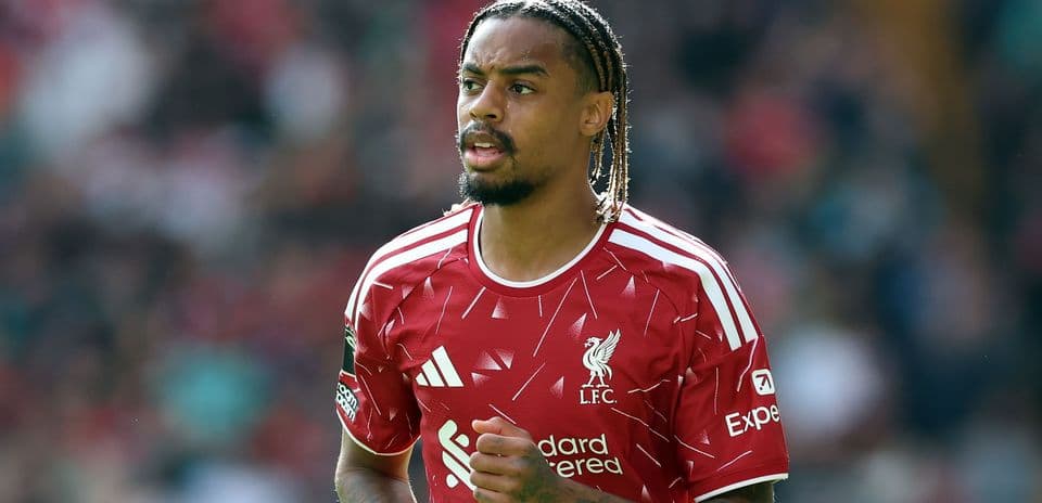 Jugador de Liverpool en acción durante el partido