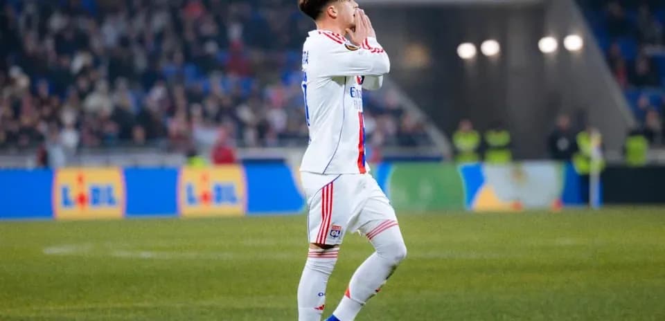 Jugador de Lyon señalando al público en el estadio