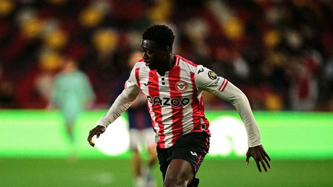 Jugador de Brentford corriendo con balón en el campo