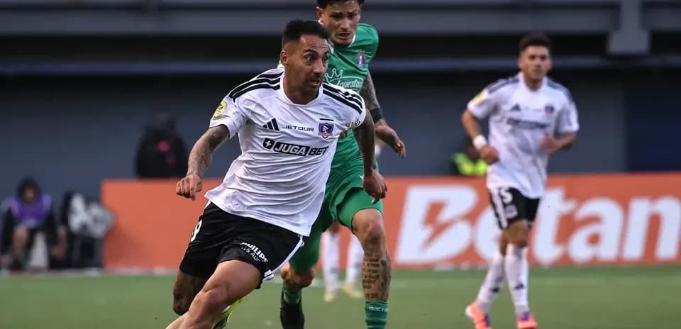Jugadores de Colo Colo y A. Italiano en acción