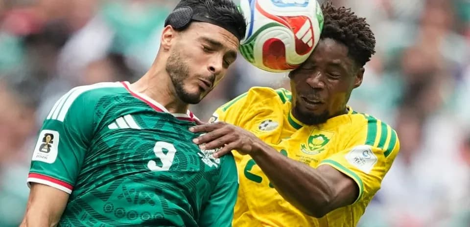 Jugadores de México y Sudáfrica disputando el balón