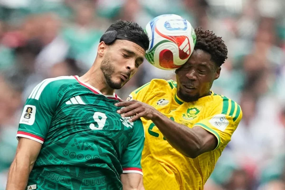 Jugadores de México y Sudáfrica disputando el balón