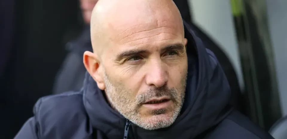 Entrenador sentado en el banquillo durante un partido