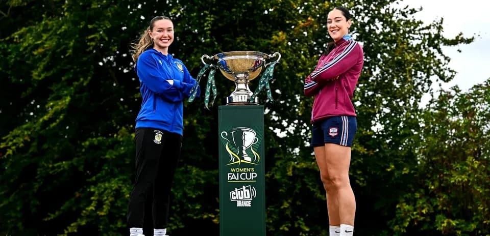 Jugadoras posando con la copa FAI Women’s Cup