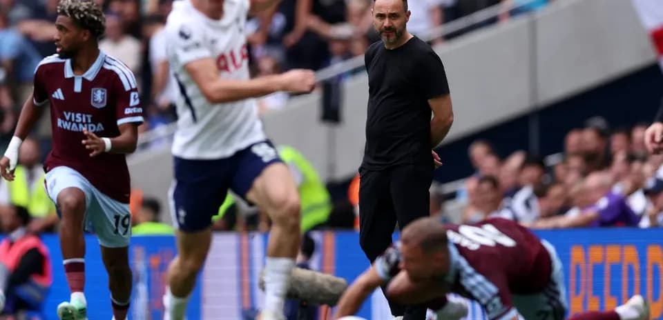 Jugadores de Aston Villa y Tottenham en acción durante el partido