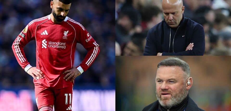 Jugador de Liverpool y entrenadores en partido de fútbol