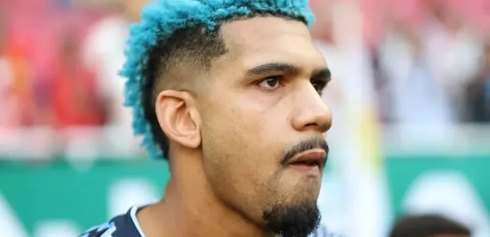 Jugador con cabello azul antes del partido