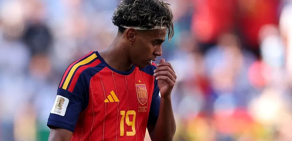 Jugador de España con camiseta roja caminando