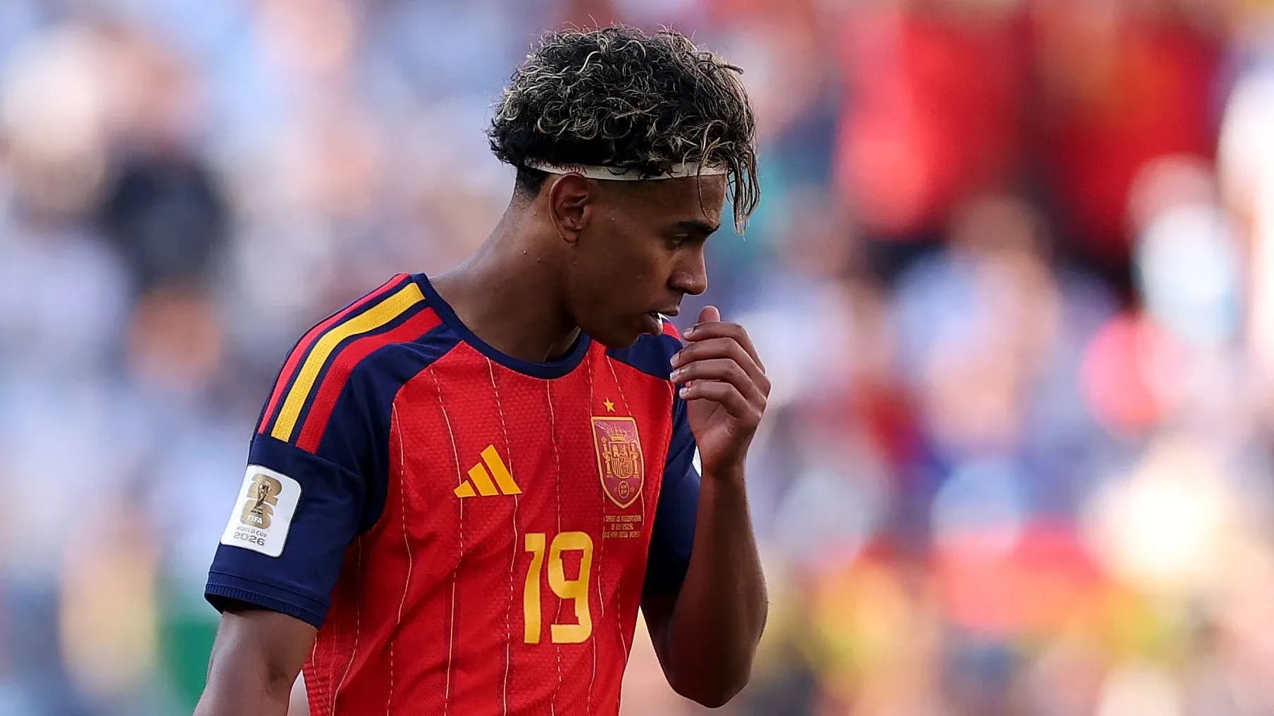 Jugador de España con camiseta roja caminando