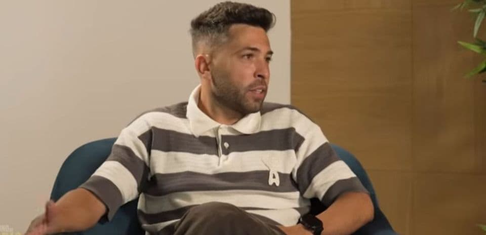 Persona hablando en una entrevista sentada en un sofá