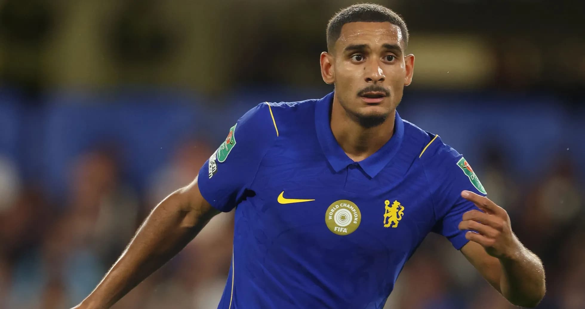 Jugador de Chelsea corriendo durante un partido