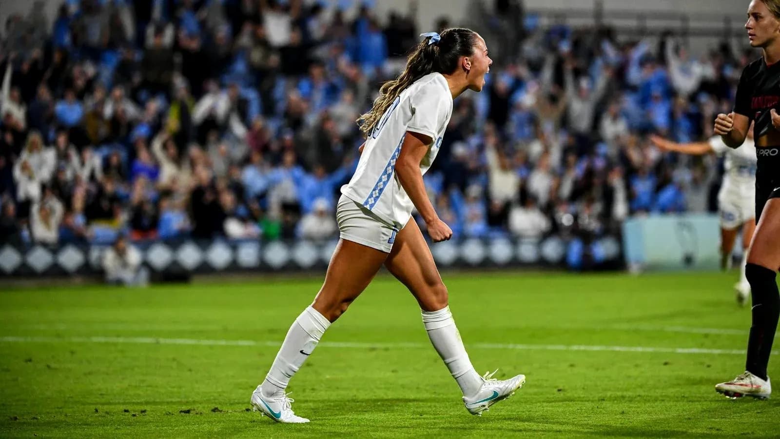 Jugadora celebrando un gol en el campo