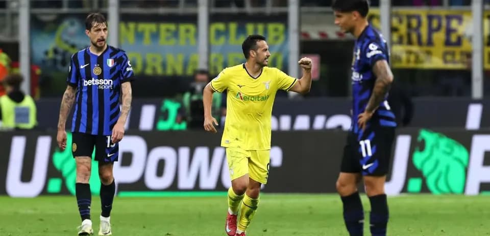 Jugadores de Lazio e Inter en partido de Serie A