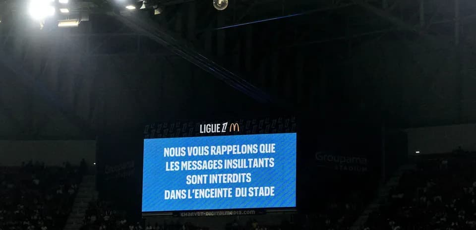Cartel informativo en el estadio sobre comportamientos prohibidos