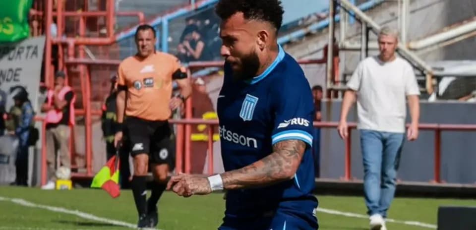 Jugador de Racing Club en acción durante el partido