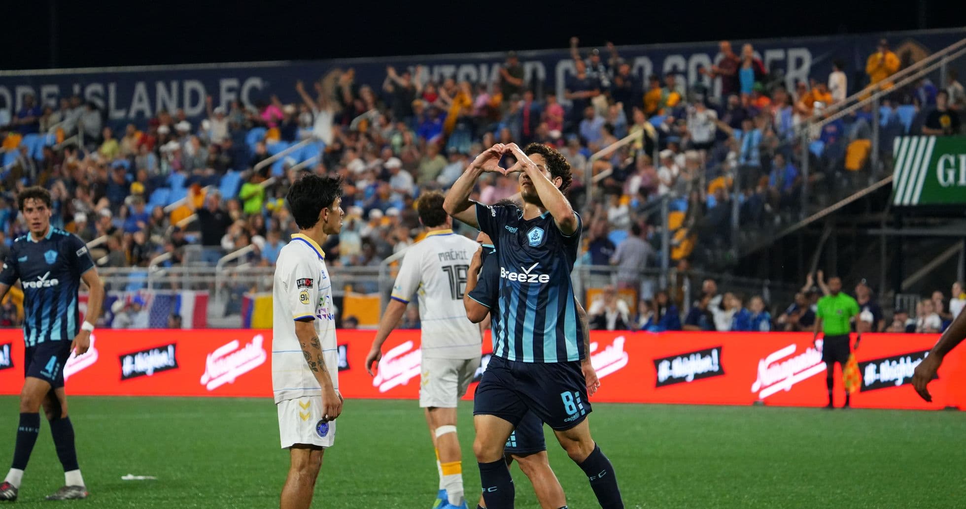 Celebración de gol en partido de fútbol