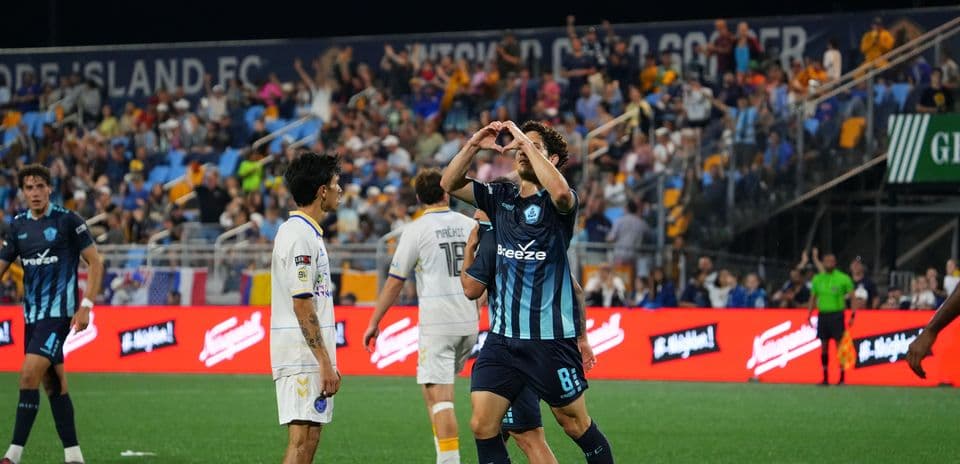 Celebración de gol en partido de fútbol
