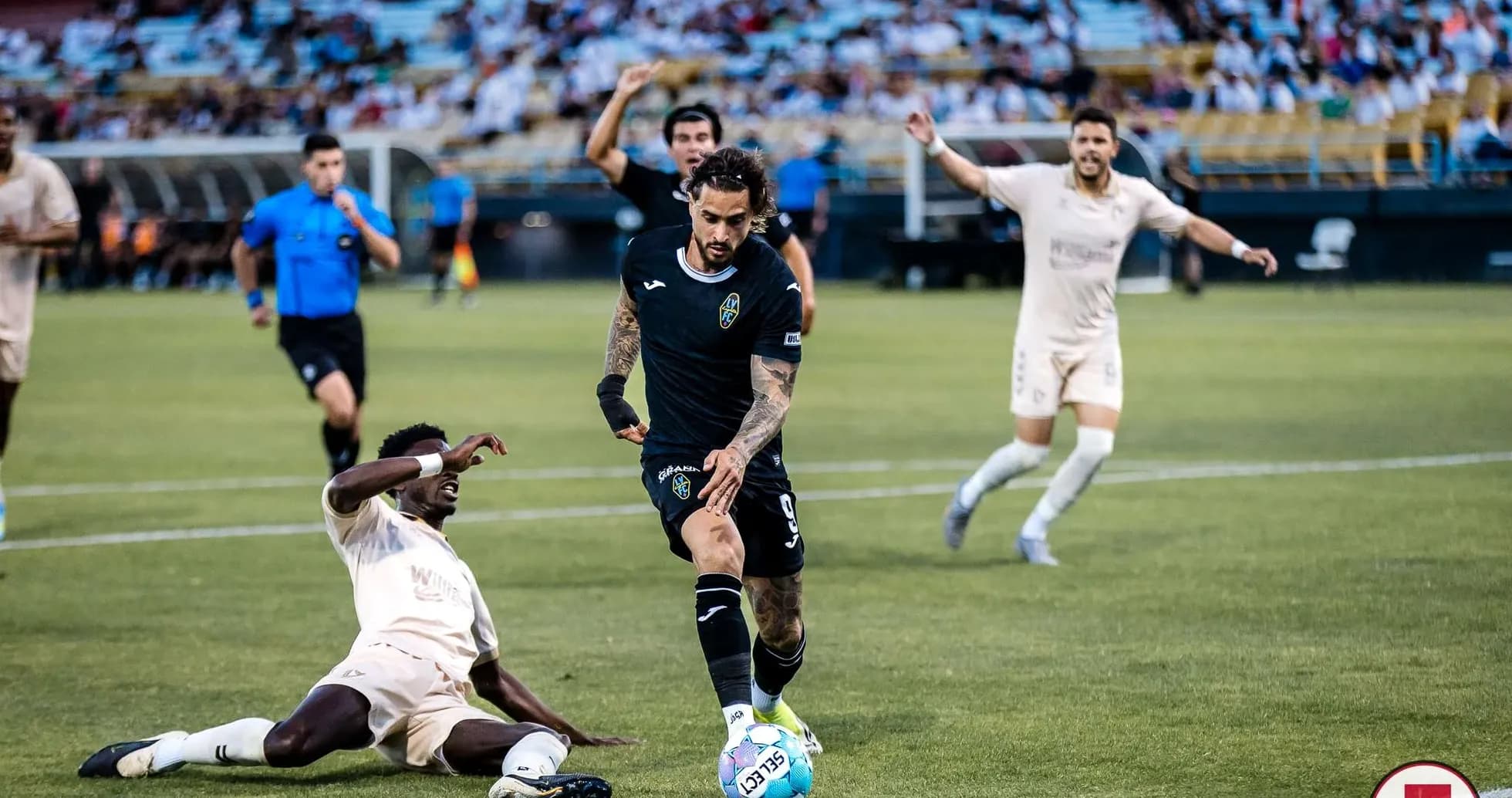 Jugador evadiendo a oponente durante el partido