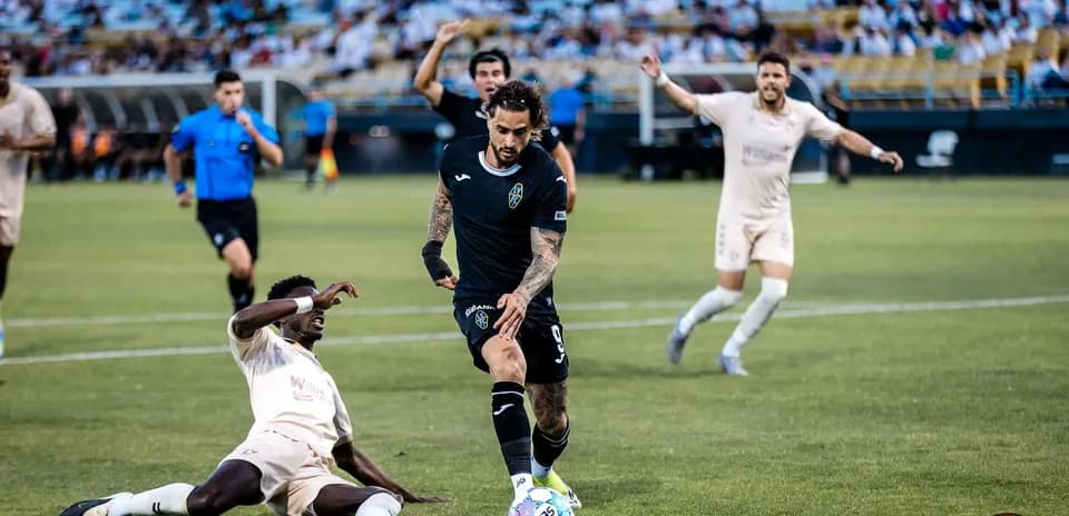 Jugador evadiendo a oponente durante el partido