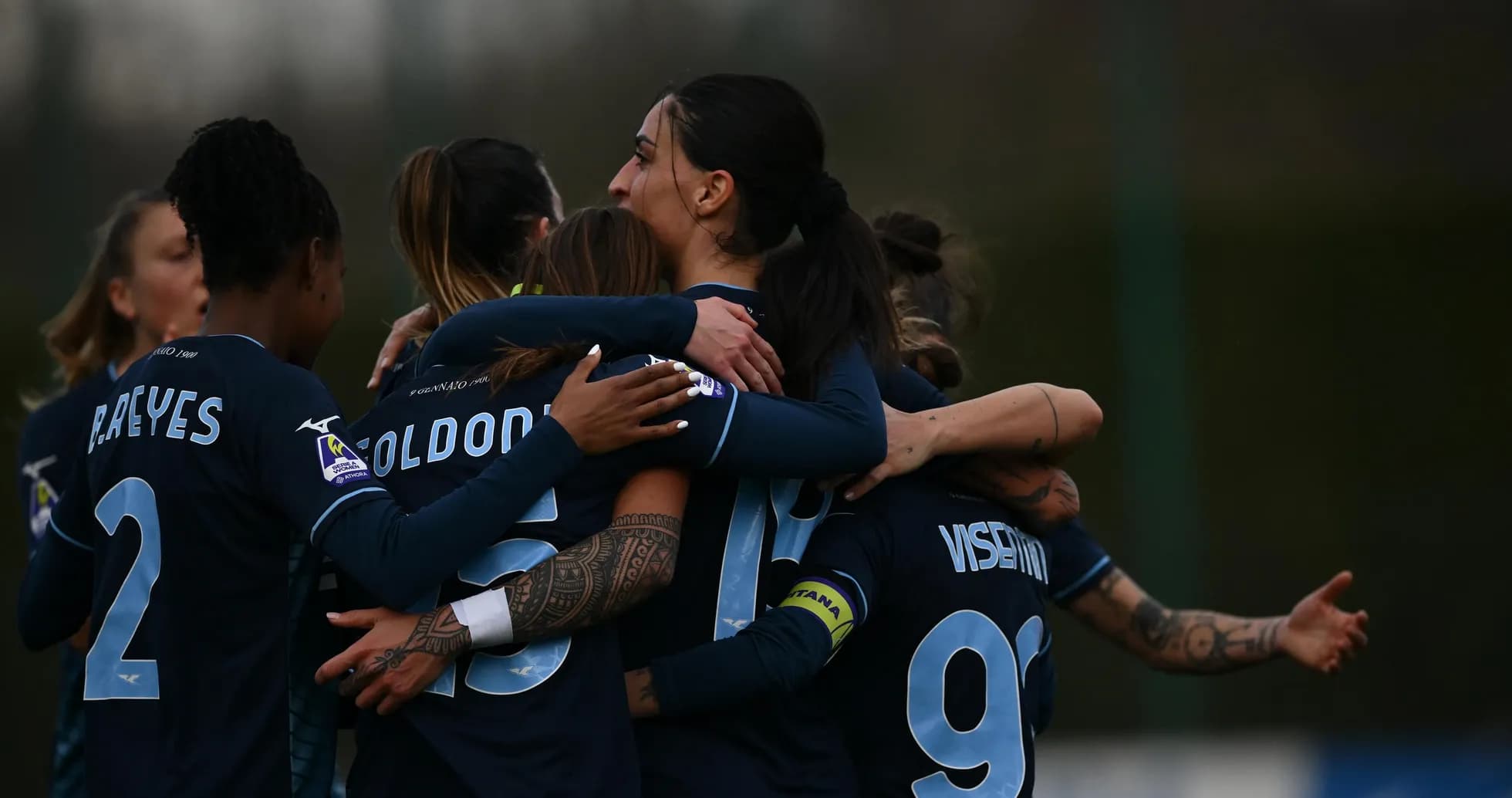 Jugadoras celebrando un gol en partido