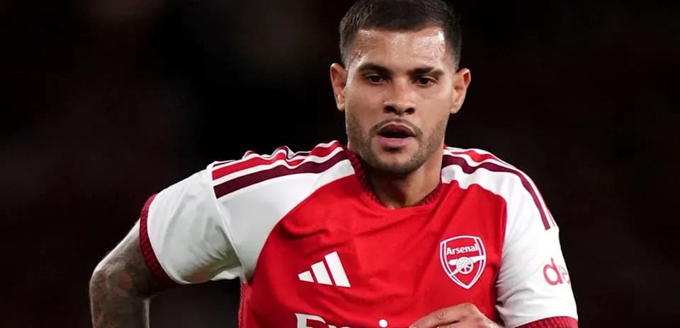 Jugador de Arsenal corriendo en el campo