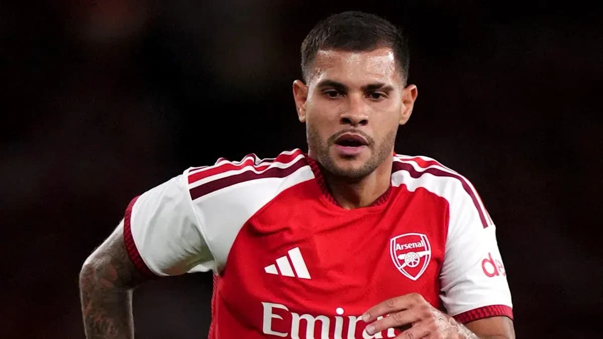 Jugador de Arsenal corriendo en el campo